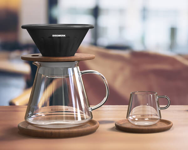 Kaffeezubereiter und Espressotassen in Walnuss von Siegwerk